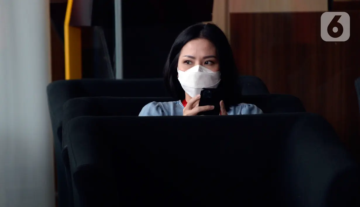 Karyawan swasta, Agnes Jennifer berada di ruang tunggu Gedung KPK untuk menjalani pemeriksaan, Jakarta, Senin (18/5/2020). Agnes diperiksa sebagai saksi untuk tersangka mantan Sekretaris MA Nurhadi terkait kasus suap dan gratifikasi perkara di Mahkamah Agung tahun 2011-2016 (merdeka.com/Dwi Narwoko)