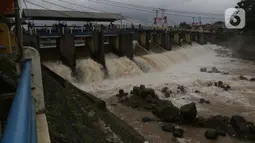 Kondisi debit air di Bendung Katulampa, Kota Bogor, Jawa Barat, Jumat (19/2/2021). Meski sempat mengalami kenaikan debit air pada Jumat (19/2) pagi, namum sekitar pukul 15.00 WIB, debit air di Bendung Katulampa berada di zona hijau dengan ketinggian sekitar 50 cm. (Liputan6.com/Helmi Fithriansyah)