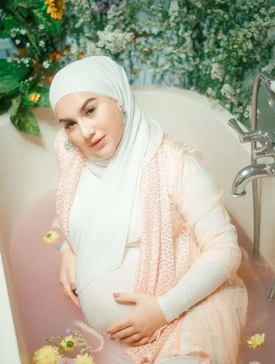 Segera melahirkan anak keduanya, Irish Bella memamerkan potret maternity shoot dengan tema indah bagai di negeri dongeng. (Foto: instagram.com @fdphotography90/@_irishbella_)