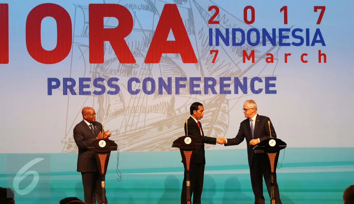 Presiden RI Joko Widodo bersalaman dengan PM Australia Malcom Turnbull usai memberikan keterangan pers terkait hasil KTT IORA 2017 di JCC, Jakarta, Selasa (7/3). KTT IORA 2017 menghasilkan kesepakatan Jakarta Concord. (Liputan6.com/Angga Yuniar)