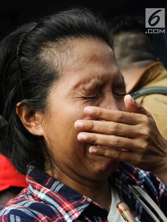 Tangis pendukung jelang dibebaskannya Basuki Tjahaja Purnama atau Ahok di Mako Brimob, Kelapa Dua, Depok, Jawa Barat, Kamis (24/1). Ahok langsung pergi menuju ke kediamannya untuk beristirahat saat keluar dari Mako Brimob. (Liputan6.com/Herman Zakharia)