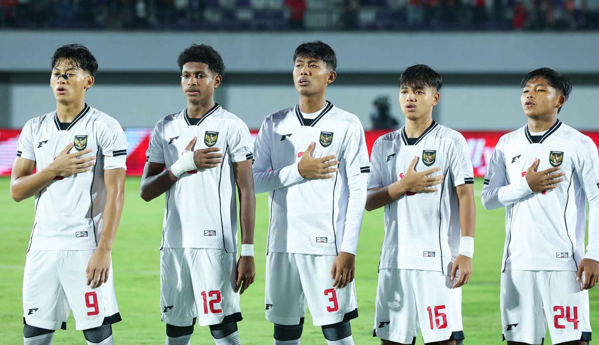 Hingga akhir pertandingan skor tidak berubah, Indonesia U-17 kalah telak tujuh gol tanpa balas dari China. Tampak dalam foto, pemain Timnas Indonesia U-17 jelang bertanding melawan China dalam laga uji coba di Indomilk Arena, Tangerang, Banten, Minggu (8/2/2026). (Bola.com/M Iqbal Ichsan)