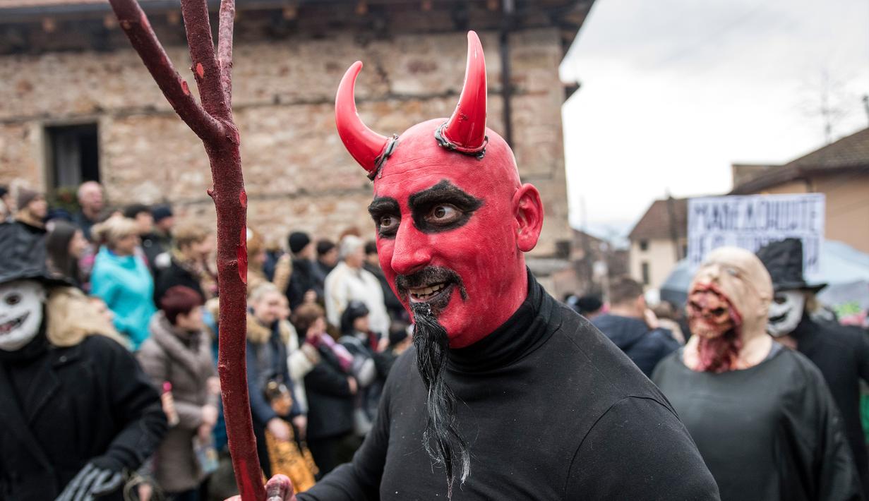 Seorang pria berpakaian seperti Iblis saat berpartisipasi dalam karnaval di desa Vevcani, Macedonia (13/1). Karnaval Vevcani ini selalu digelar setiap tahunnya dan telah berusia 1,400 tahun.(AFP Photo/Robert Atanasovski)