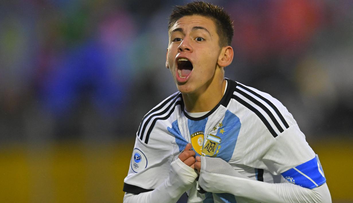 Gelandang serang Argentina alumnus Piala Dunia U-17 2023 berusia 18 tahun, Claudio Echeverri didatangkan raksasa Premier League, Manchester City dari klub Argentina, River Plate pada 25 Januari 2024 dengan nilai transfer 14,5 juta euro atau setara Rp248 miliar. Namun Man City tak akan langsung memainkannya di sisa musim ini karena masih akan membela River Plate hingga 31 Desember 2024 berstatus pinjaman dari The Citizens. (AFP/Rodrigo Buendia)