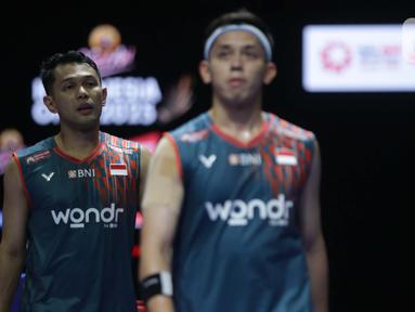 Ganda putra Indonesia Fajar Alfian/Muhammad Rian Ardianto usai bertanding di babak semifinal Kapal Api Indonesia Open 2025 melawan Kim Won Ho/Seo Seung Jae (Korea Selatan) di Istora Gelora Bung Karno, Senayan, Jakarta, Sabtu (7/6/2025). (Liputan6.com/Helmi Fithriansyah)