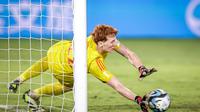 Kiper Jerman U-17, Konstantin Heide, menjadi pahlawan kemenangan timnya saat mengalahka Prancis U-17 pada final Piala Dunia U-17 2023 di Stadion Manahan, Solo, Sabtu (2/12/2023) malam WIB. (Bola.com/Bagaskara Lazuardi)