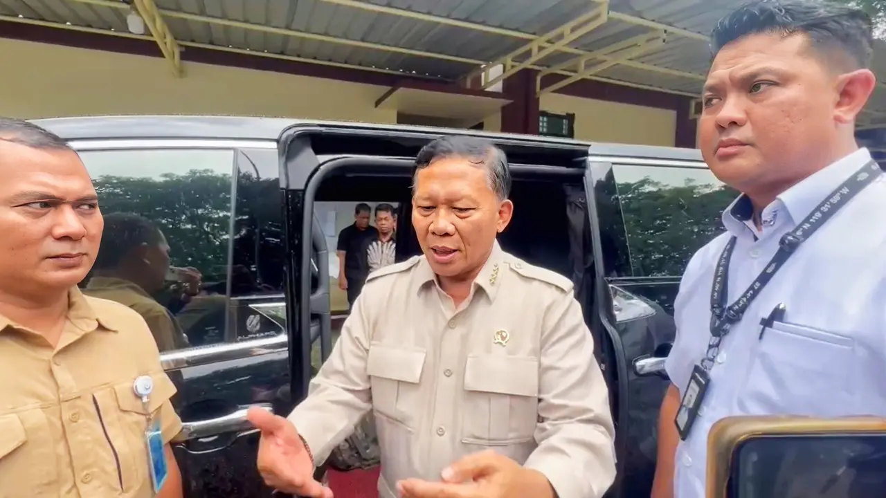 Wakil Menteri KKP Laksamana TNI (Purn) Didit Herdiawan menemui keluarga tiga pegawai KKP yang menjadi korban kecelakaan pesawat ATR. (Liputan6.com/Fauzan)