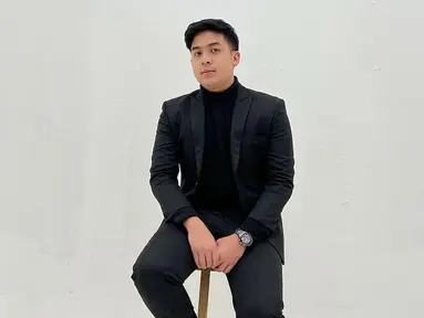 Penampilan Jerome Polin saat pemotretan ini berhasil curi perhatian netizen. Mahasiswa jurusan Matematika di Waseda University ini pun terlihat menawan dengan setelan jas hitam. (Liputan6.com/IG/@jeromepolin)
