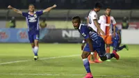 Pemain sayap Persib Bandung, Zulham Zamrun berlari merayakan gol usai menjebol gawang Pusamania Borneo FC pada leg kedua perempatfinal Piala Presiden di Stadion Si Jalak Harupat, Soreang, Kab. Bandung, Sabtu (26/9/2015). (Bola.com/Arief Bagus Prasetiyo)