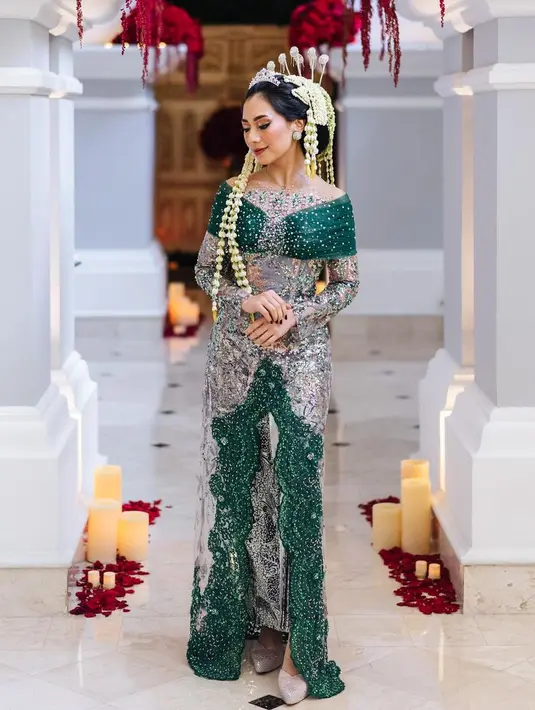Kebaya yang hadir dengan kombinasi warna emerald green dan light grey seperti yang dikenakan selebgram Abel Cantika di hari pernikahannya juga tak kalah mewah. Desain kerah off shoulder memberi kesan anggun pada penampilan Abel. [@askyfebrianti]