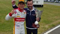 KRAB – Miguel Angel Leal (kanan) bersama Rio Haryanto di sirkuit Red Bull Ring, Austria. (Bola.com/Reza Khomaini)