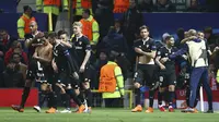 Para pemain Sevilla merayakan gol yang dicetak oleh Wissam Ben Yedder ke gawang Manchester United pada laga Liga Champions di Stadion Old Trafford, Selasa (13/3/2018). Manchester United takluk 1-2 dari Sevilla. (AP/Dave Thompson)