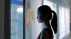 Seorang SPG mempelajari Jjadwal pertandingan Indonesia Open 2018 di Istora Senayan, Jakarta, (4/7/2018). Indonesia Open 2018 berlangsung dari 3-8 Juli 2018. (Bola.com/Nick Hanoatubun)