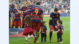 Anak-anak Luis Suarez dan Lionel Messi meramaikan suasana jelang melawan Real Sociedad dalam lanjutan La Liga Spanyol di Stadion Camp Nou, Barcelona, (28/11/2015). (AFP Photo/Lluis Gene)