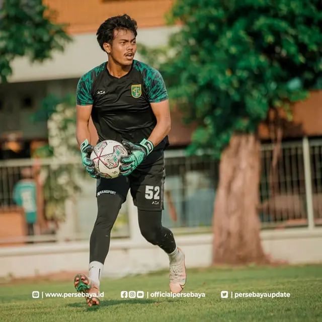 5 Potret Andhika Ramadhani saat Latihan Bareng Persebaya, Kiper Bajul Ijo