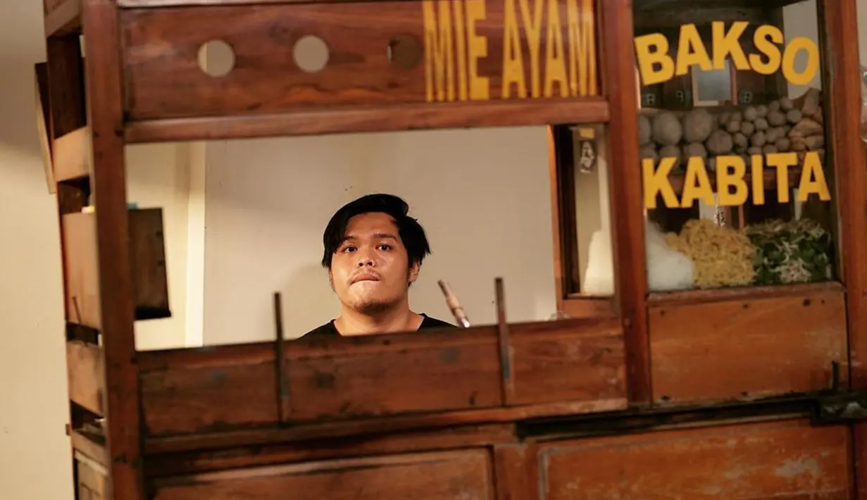 Salah satu film yang digarap oeh Kemal Fathur adalah Rasya Movie. Beberapa momen Kemal terlihat sedang berpikir serius ketika take scene film. Kemal yang tampak serius ini diabadikan kamera dan berhasil curi perhatian warganet. (Liputan6.com/IG/kemalfathur)