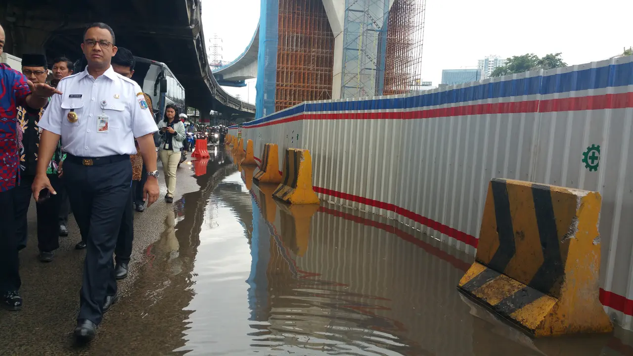 Gubernur DKI Jakarta Anies Baswedan meninjau Tol Becakayu