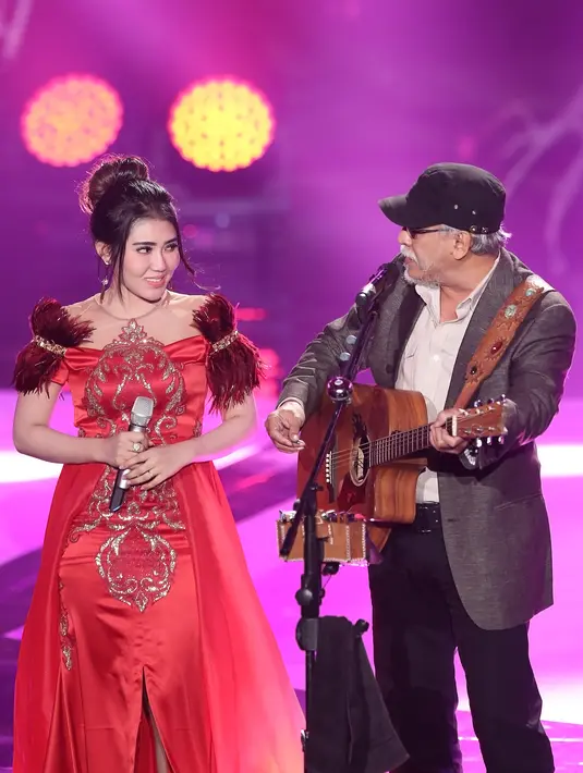 Via Vallen begitu anggun dan glamor dengan gaun merahnya ketika berdangdut bersama  dengan Iwan Fals di Konser Raya 23 Tahun Indosiar.  (Bambang E.Ros/Bintang.com)