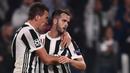 Pemain Juventus, Mario Mandzukic, merayakan gol yang dicetak Miralem Pjanic ke gawang Sporting Lisbon pada laga Liga Champions di Stadion Allianz, Turin, Rabu (18/10/2017). Juventus menang 2-1 atas Sporting. (AFP/Marco Bertorello)