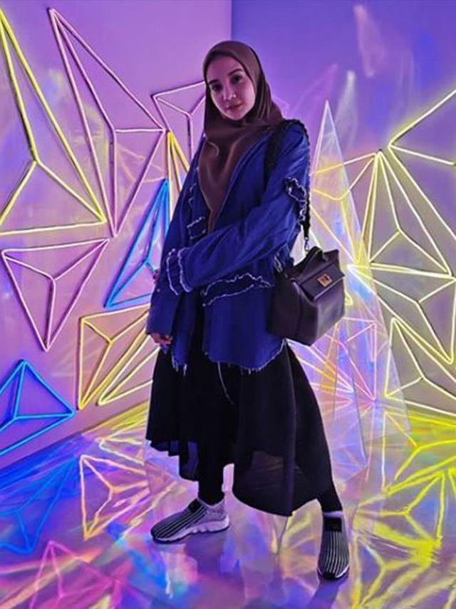 Gaya OOTD Zaskia Sungkar, Modis dan Elegan