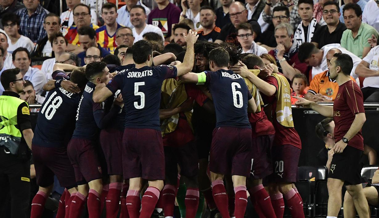 Para pemain Arsenal melakukan selebrasi usai lolos ke final Liga Europa setelah mengalahkan Valencia di Stadion Mestalla, Valencia, Kamis (9/5). Arsenal unggul agregat 7-3 atas Valencia. (AFP/Javier Soriano)