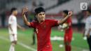 Pemain Timnas Indonesia U-19, Witan Sulaeman meminta dukungan suporter saat melawan Uni Emirat Arab U-19 pada penyisihan Grup A Piala AFC U-19 2018 di Stadion GBK, Jakarta, Rabu (24/10). Witan akan memakai nomor punggung dengan angka besar, yakni 78. (Liputan6.com/Helmi Fithriansyah)