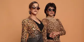 Tasya Farasya dan ibunya Ala Alatas mengkreasikan kembali gaya pemotretan Kylie Jenner dan ibunya, Kris Jenner. (Instagram/tasyafarasya).