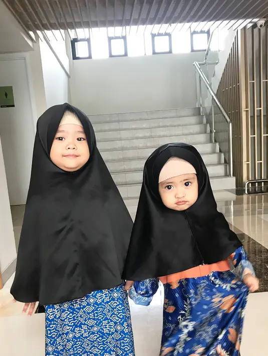 Kedua anak dari Oki Setiana Dewi tampak begitu menggemaskan saat mereka mengenakan hijab. (Foto: instagram.com/khadeejah_faatimah_abdullah)