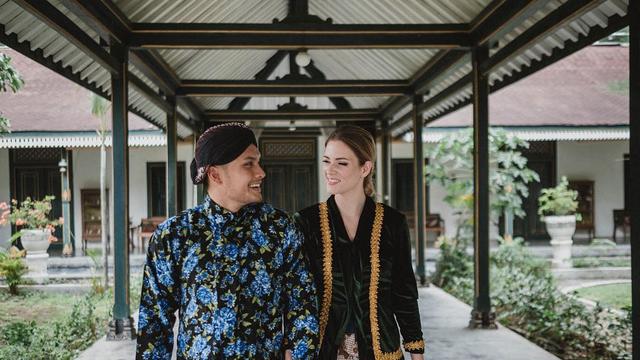 7 Potret Randy Pangalila dan Istri Bulenya dalam Balutan Adat Jawa