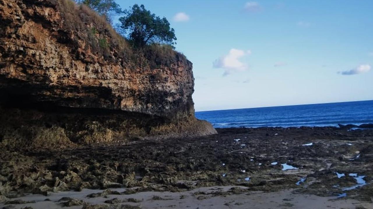 Pemandangan gua serta pesona pasir putih pantai Liang Bala, Borong , Manggarai Timur,Flores,NTT (Liputan6.com/Mentari)