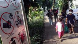 Anak-anak bersiap masuk ke ruang terbuka hijau Taman Suropati, Jakarta, Sabtu (23/10/2021). Selama berada di ruang terbuka hijau, pengunjung diwajibkan mematuhi protokol kesehatan, seperti mencuci tangan, mengenakan masker dan menghindari kerumunan. (Liputan6.com/Helmi Fithriansyah)