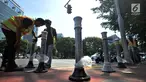 Pekerja memasang Bolar atau tiang pembatas pedestrian di kawasan Tugu Tani, Jakarta, Minggu (9/9). Pemasangan Bolar bertujuan menjaga keindahan jalur pedestrian dan mencegah penyalahgunaan fungsi.(merdeka.com/ Iqbal S. Nugroho)