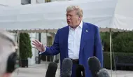 Presiden AS Donald Trump saat keluar dari Air Force One, yang mendarat di bandara Schiphol, Amsterdam, untuk menghadiri pertemuan puncak NATO di Den Haag, pada 24 Juni 2025. (Brendan Smialowski/AFP)