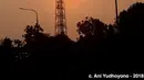 Suatu senja di Bandung. Kalau lihat foto ini, jadi seperti lebih tinggi tower dari matahari, 4 Juli 2018. (Liputan6.com/IG/@aniyudhoyono)