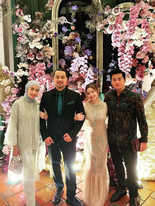 Artis senior Annisa Trihapsari memiliki putra yang sudah beranjak dewasa. Rafi Pangestu, anak pernikahan Annisa dengan Adjie Pangestu. Berikut beberapa potret Rafi yang berpostur tinggi seperti sang ayah dan juga tampan yang jarang tersorot. [Instagram/hapsarianissa29]