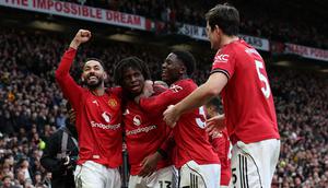 Publik Old Trafford kembali bergemuruh 11 menit kemudian. Patrick Dorgu kini yang berhasil mencatatkan namanya di papan skor setelah berhasil memanfaatkan umpan silang Matheus Cunha menjadi gol. (AFP/Darren Staples)