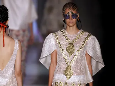Model mengenakan busana koleksi Ronaldo Fraga saat Sao Paulo Fashion Week, Sao Paulo , Brasil , 25 April 2016. Sao Paulo Fashion Week  kali para model mengenakan busana yang Transparan.  (REUTERS / Paulo Whitaker)