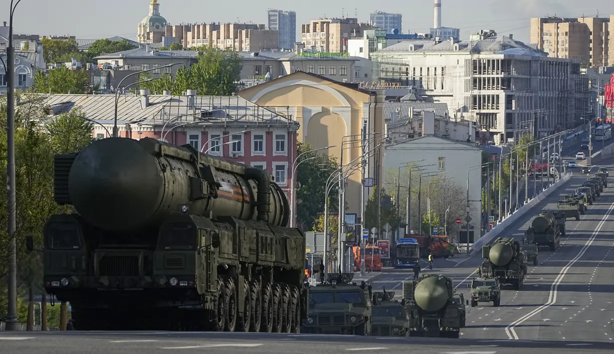 Rudal balistik RS-24 Yars Rusia meluncur menuju Lapangan Merah (Red Square) untuk menghadiri gladi bersih parade militer Hari Kemenangan di Moskow, Rusia, Minggu (7/5/2023). Parade akan berlangsung di Lapangan Merah Moskow pada 9 Mei untuk merayakan 78 tahun kemenangan dalam Perang Dunia II. (AP Photo)