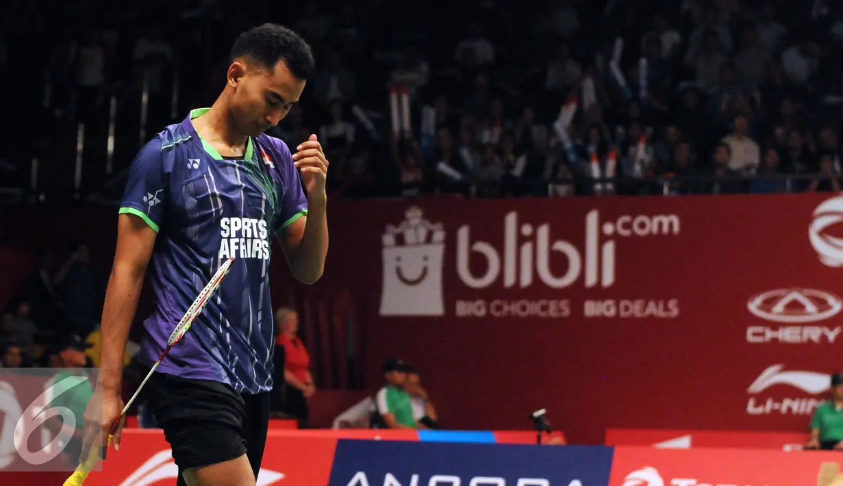 Pebulutangkis tunggal putra Indonesia, Tommy Sugiarto tertunduk usai dikalahkan Wei Nan (Hongkong) di Total BWF World Championships 2015 di Jakarta, Rabu (12/8/2015). Tommy kalah 24-26, 21-8, 20-22. (Liputan6.com/Helmi Fithriansyah)