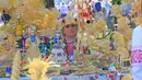 Seorang penjual menunggu pelanggan di stannya yang menjajakan karya seni dari jerami di Minsk, Belarus, 26 September 2020. Berbagai pameran pertanian digelar di seluruh Belarus untuk merayakan panen musim gugur. (Xinhua/Henadz Zhinkov)