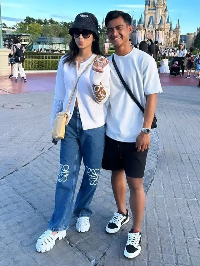 6 Potret Pratama Arhan dan Azizah Salsha Pakai Baju Couple, Makin Mesra