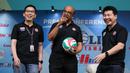 <p>Ketua III Bidang Kompetisi dan Pertandingan PP. PBVSI, Hanny S. Surkatty (tengah), COO Vidio, Hermawan Sutanto (kiri), dan Direktur Moji, Hendy Lim tertawa saat konferensi pers Livoli 2022 yang berlangsung di Hall Senayan City, Jakarta, Rabu (21/09/2022) sore WIB. (Bola.com/Bagaskara Lazuardi)</p>