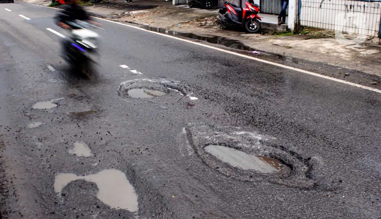 Beberapa titik di Jalan Raya Parung-Ciputat Kota Depok, Jawa Barat mengalami kerusakan parah yang bisa membahayakan keselamatan pengendara. (Magang/Liputan6.com/Muhammad Rizal)