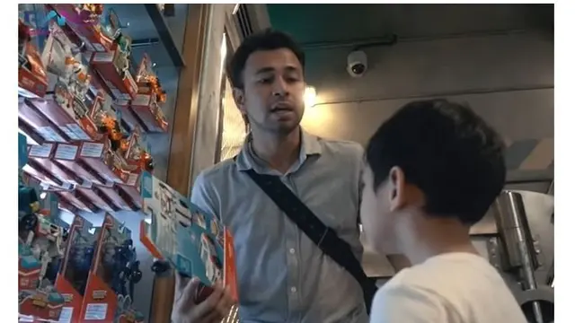 Tak hanya bermain, Raffi Ahmad juga membeli beberapa mainan untuk Rafathar.  Beli 2 buah mainan saja ia habiskan Rp 1 juta.