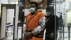 Walikota Tanjungbalai nonaktif, M Syahrial usai menjalani sidang pembacaan vonis secara virtual dari Pengadilan Tipikor Medan di Gedung KPK, Jakarta, Senin (20/9/2021). M Syahrial divonis 2 tahun penjara, denda Rp 100 juta, subsider 4 bulan kurungan. (Liputan6.com/Helmi Fithriansyah)