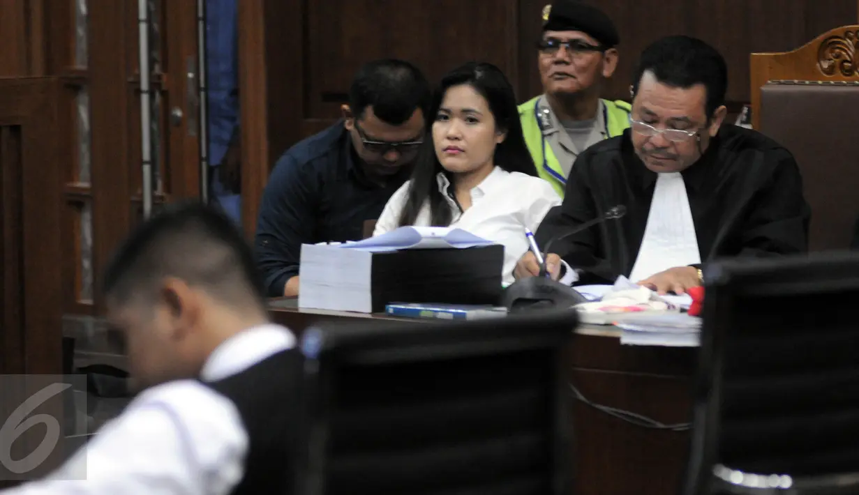 Terdakwa Jessica Kumala Wongso mendengarkan kesaksian Rangga, barista kafe Olivier, dalam sidang kasus kematian Wayan Mirna Salihin di PN Jakarta Pusat, Kamis (21/7). Rangga adalah pembuat kopi atas pesanan Jessica untuk Mirna. (Liputan6.com/Helmi Afandi)