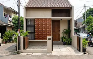 7 Model Jendela Depan Rumah agar Aktivitas di Dalam Tidak Terlihat dari Luar
