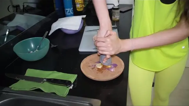 7 Momen Cinta Laura Masak Nasi Goreng Kunyit, Nyerah Saat Ngulek Bumbu