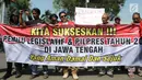 Sejumlah jurnalis yang tergabung dalam Forum Wartawan Pemprov dan DPRD Jateng Semarang membentangkan spanduk saat melakukan aksi unjuk rasa di Jalan Pahlawan Semarang, Jumat ( 5/4). Mereka melakukan longmarch dari kantor gubernur hingga patung Undip sambil melakukan orasi. (Liputan6.com/Gholib)