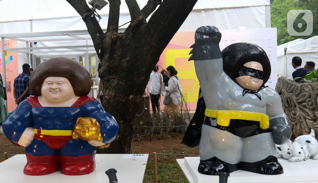 Karya seni yang ditampilkan dalam pameran Art Jakarta Gardens 2023 di Hutan Kota Plataran, Senayan, Jakarta Pusat, Selasa (7/2/2023). Pameran seni Art Jakarta Gardens kembali digelar tahun ini mulai dari tanggal 7 - 12 Februari 2023, dalam pameran ini, pengunjung dapat menjelajahi kombinasi presentasi karya seni rupa yang ditampilkan dari dalam dan luar ruangan dengan karya berupa patung, instalasi, dan objek dua dimensi. (Liputan6.com/Herman Zakharia)